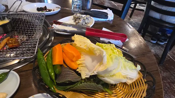 신선한 채소, 고추, 배추 등이 바구니에 담겨 제공된다. 쌈을 싸 먹기 위한 재료들이다.