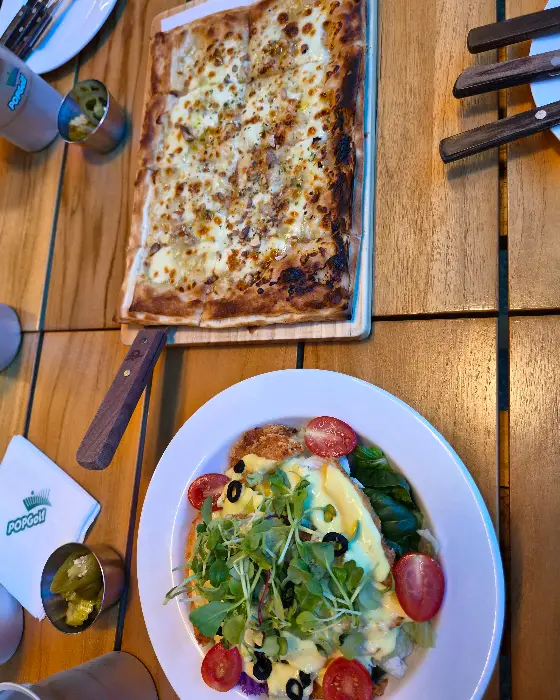 바삭한 패스츄리 도우의 고르곤졸라 피자