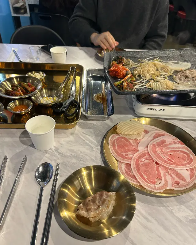 황금빛 쟁반에 가득 담긴 밑반찬