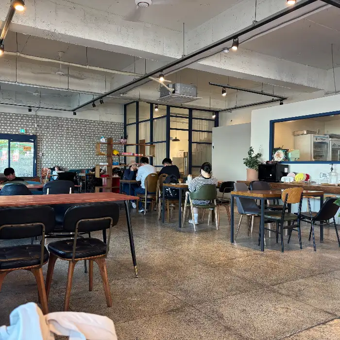 카페 내부 테이블 전경