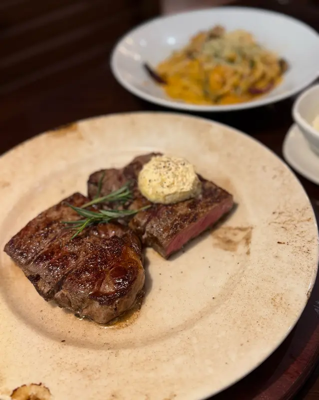 미디움 레어로 구워진 페퍼콘 스트립로인 스테이크