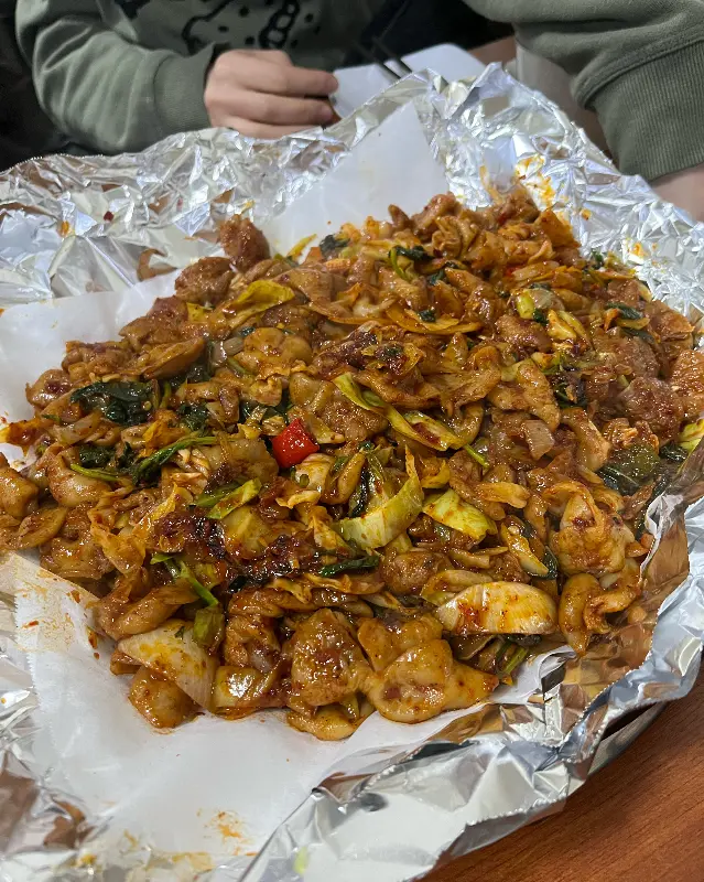 푸짐하게 담겨져 나온 야채곱창