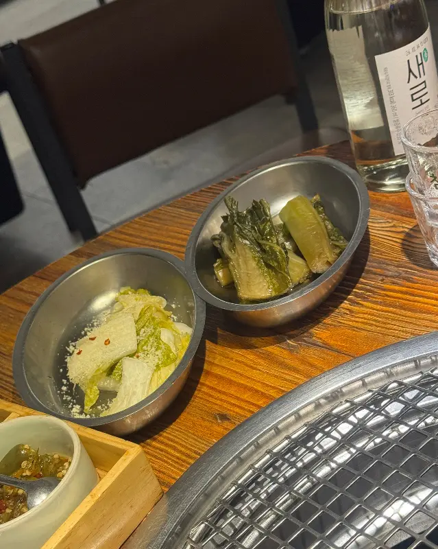 정갈한 밑반찬 세팅