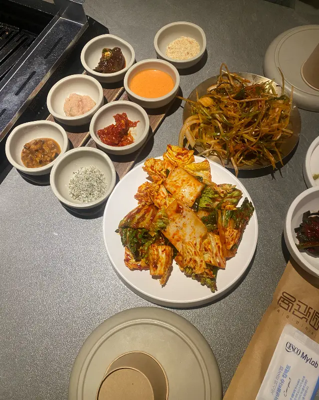 다양한 종류의 밑반찬이 정갈하게 담겨 있는 모습