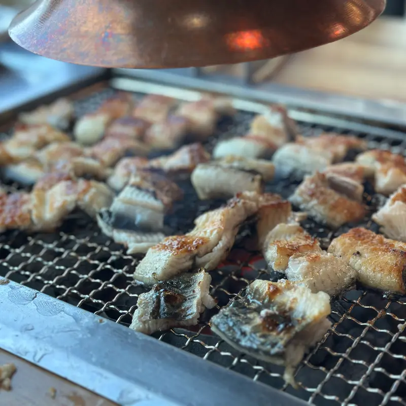 숯불 위에서 구워지는 장어