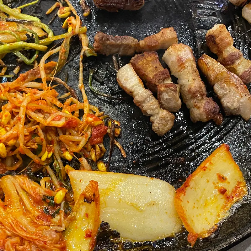 노릇하게 구워진 삼겹살과 김치