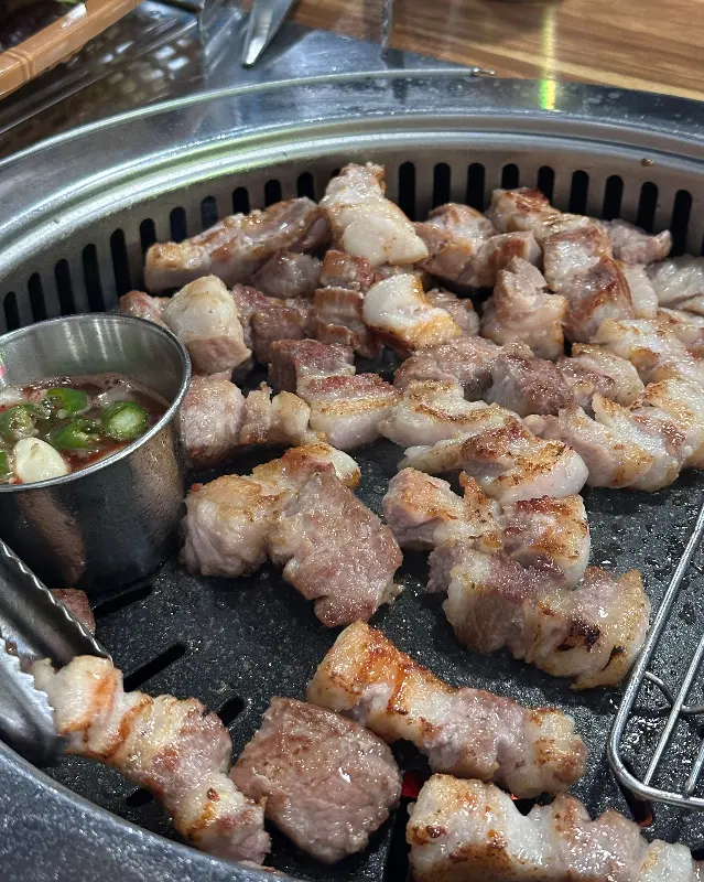 노릇하게 구워진 삼겹살