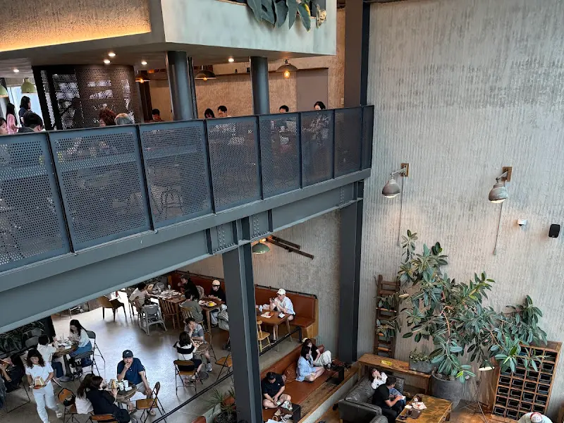 카페 내부 2층에서 내려다 본 모습. 넓은 공간과 다양한 좌석이 눈에 띈다.