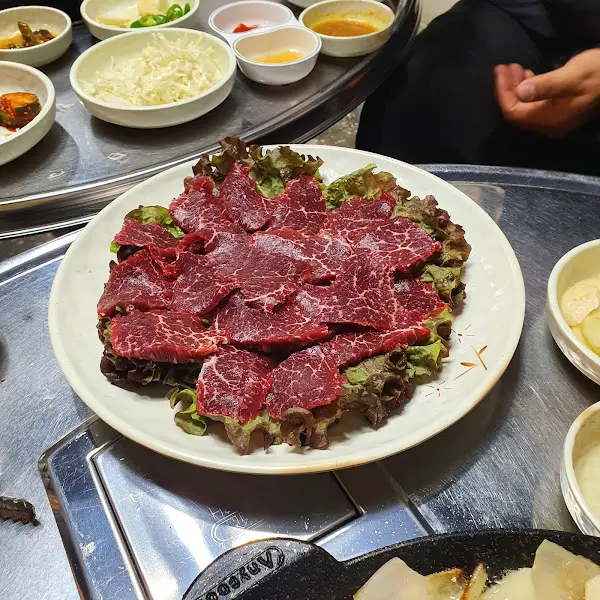 싱싱한 육사시미 한 접시