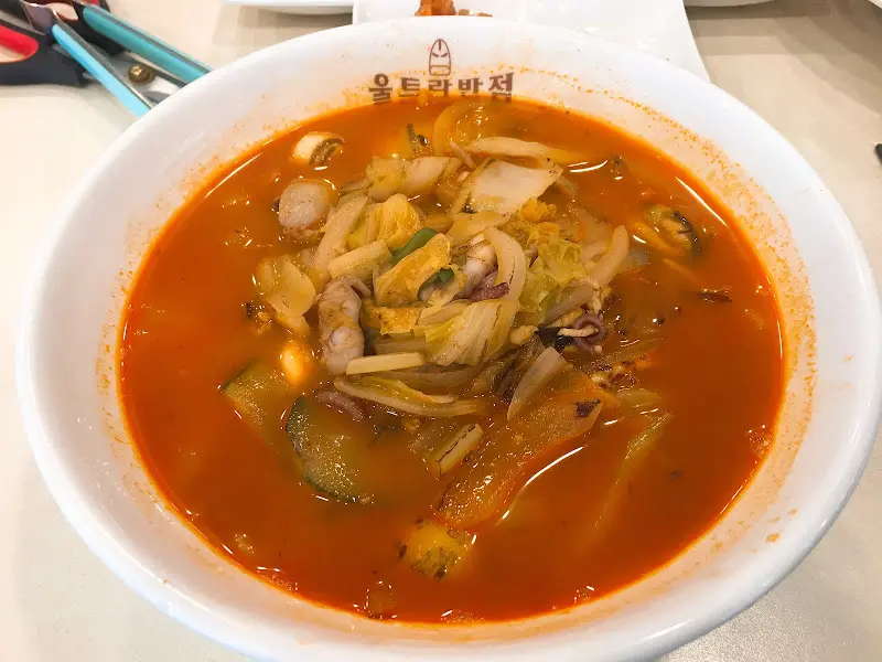 푸짐한 해산물이 인상적인 짬뽕