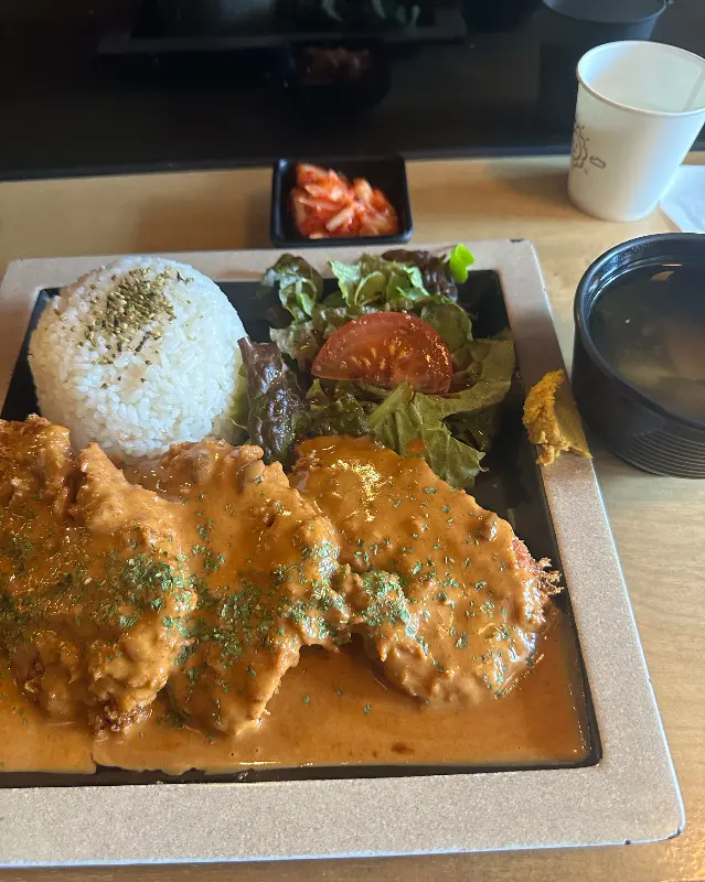 윤기가 흐르는 데미그라스 돈까스