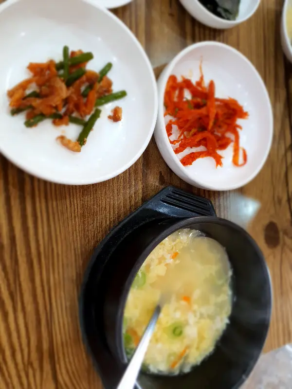 정갈하게 차려진 밥상의 모습