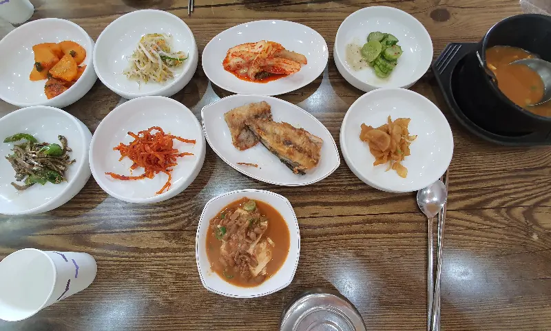 다채로운 반찬들이 정갈하게 담겨 있는 모습