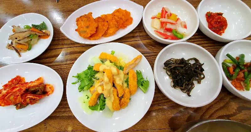 다양한 종류의 반찬들이 옹기종기 모여 있는 모습