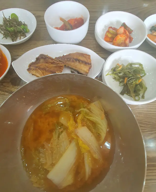 맛깔스러운 반찬들이 가득한 밥상