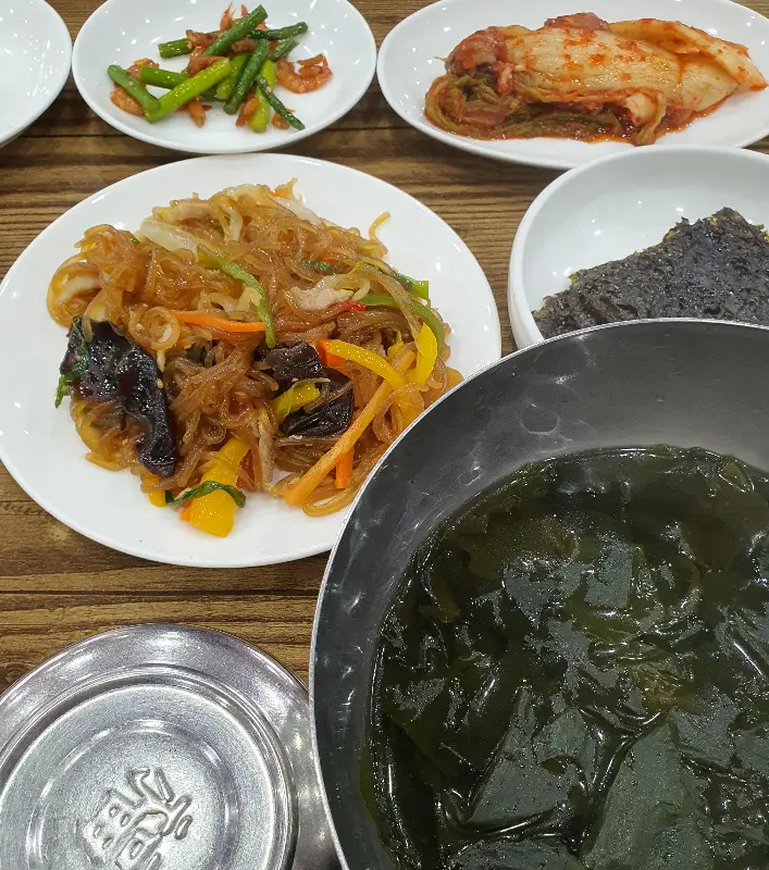 다양한 반찬들이 밥과 함께 놓여 있는 모습