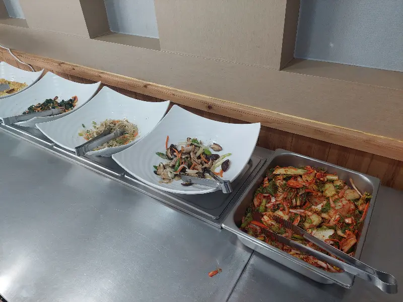 다양한 반찬이 준비된 뷔페 코너