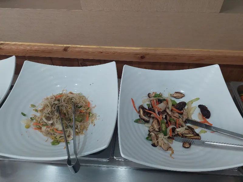 뷔페 코너의 반찬들