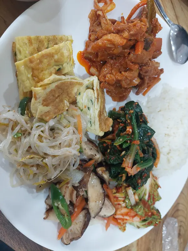 다채로운 뷔페 음식