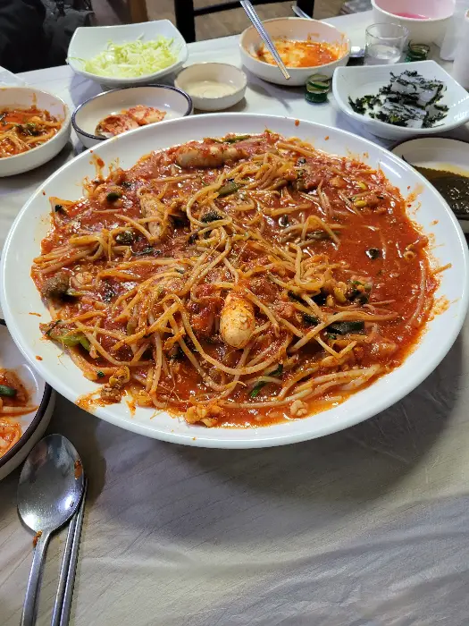 볶음밥이 담긴 접시