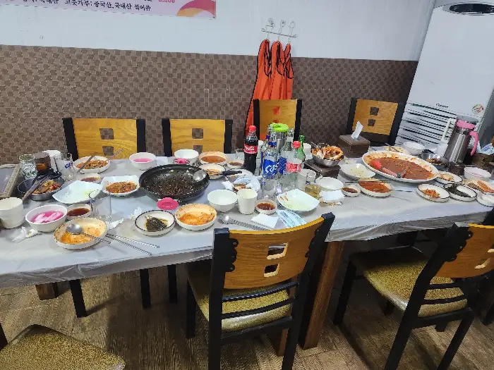 푸짐하게 차려진 식탁