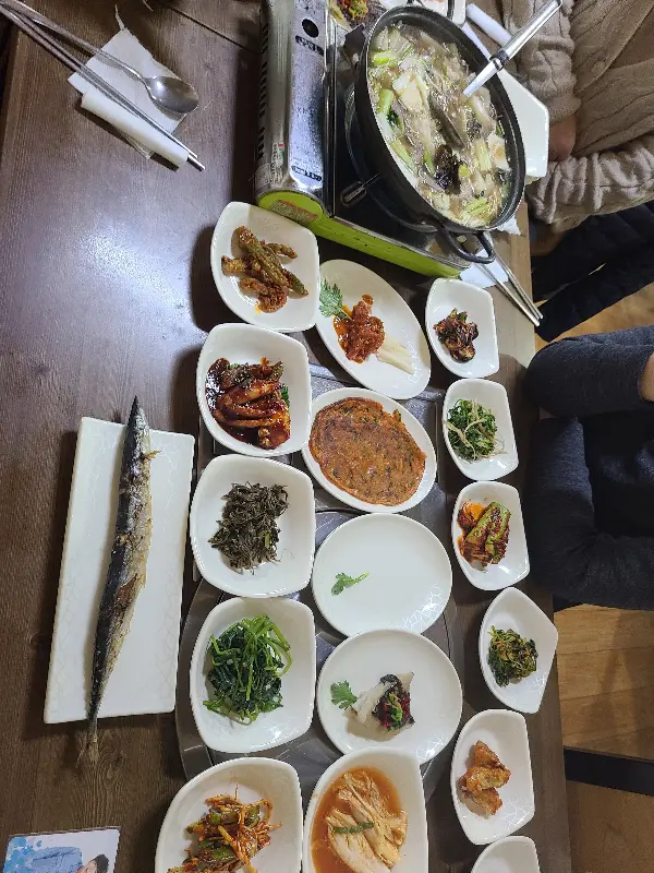 상다리 휘어지게 차려진 한정식 테이블