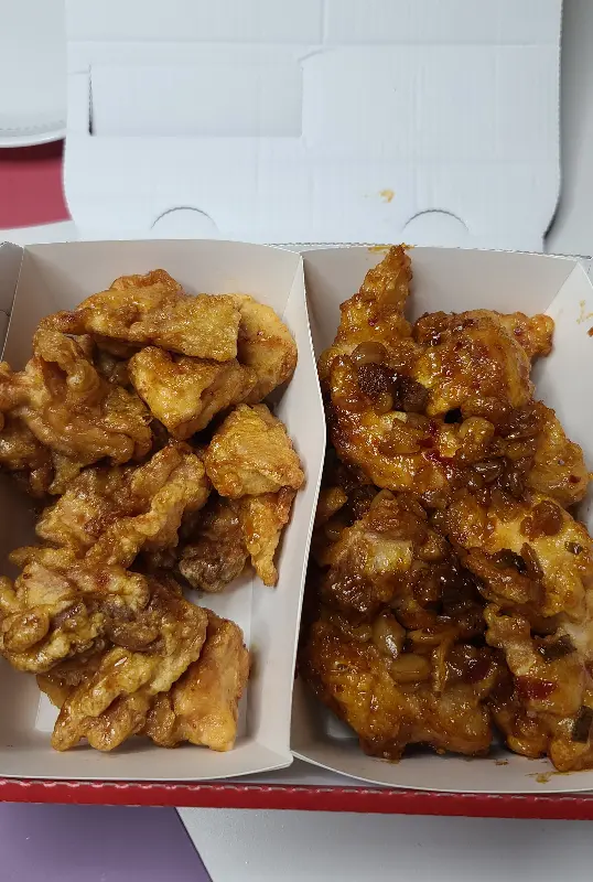 매콤달콤한 양념이 듬뿍 발린 깐풍치킨