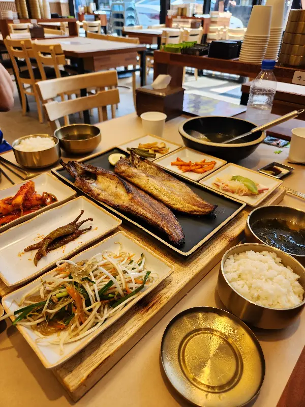 깔끔하게 차려진 한상