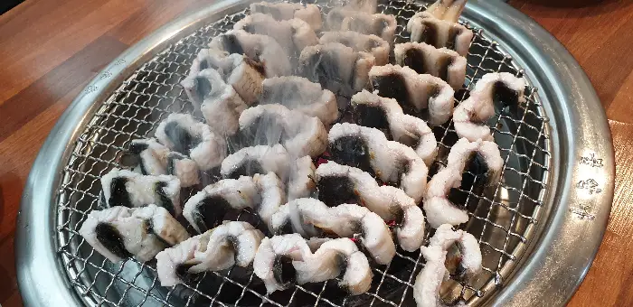 숯불 위에서 맛있게 익어가는 장어