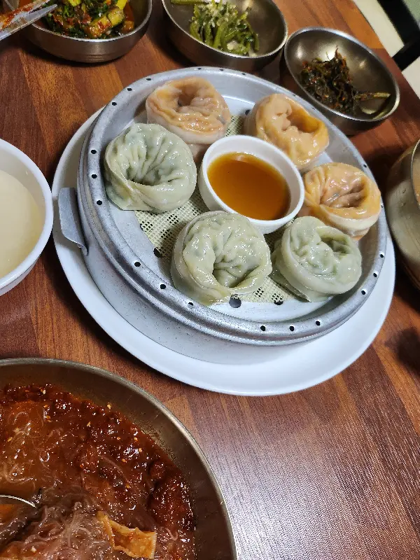 찜기에 담겨 나오는 만두