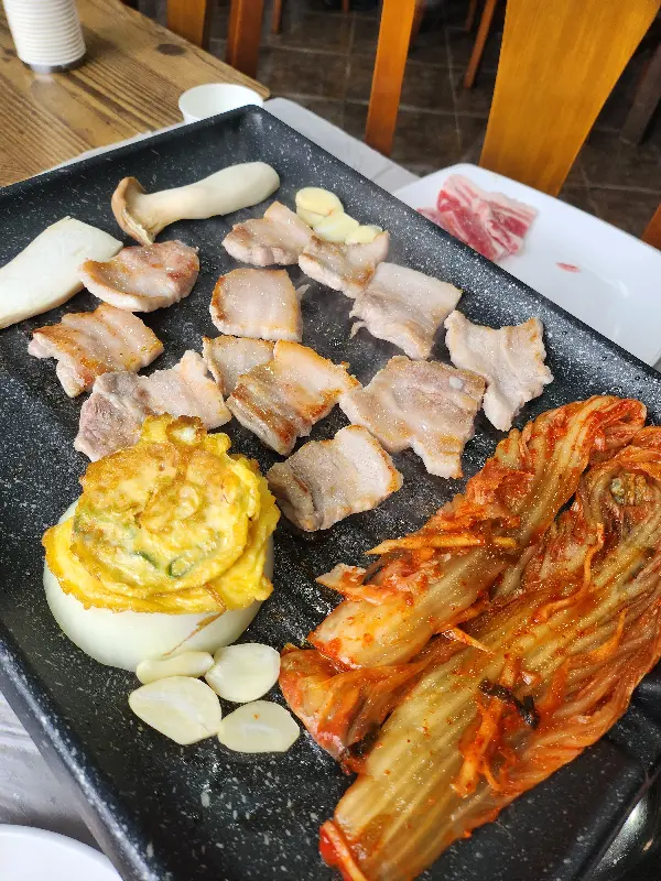 불판 위에서 지글지글 익어가는 삼겹살