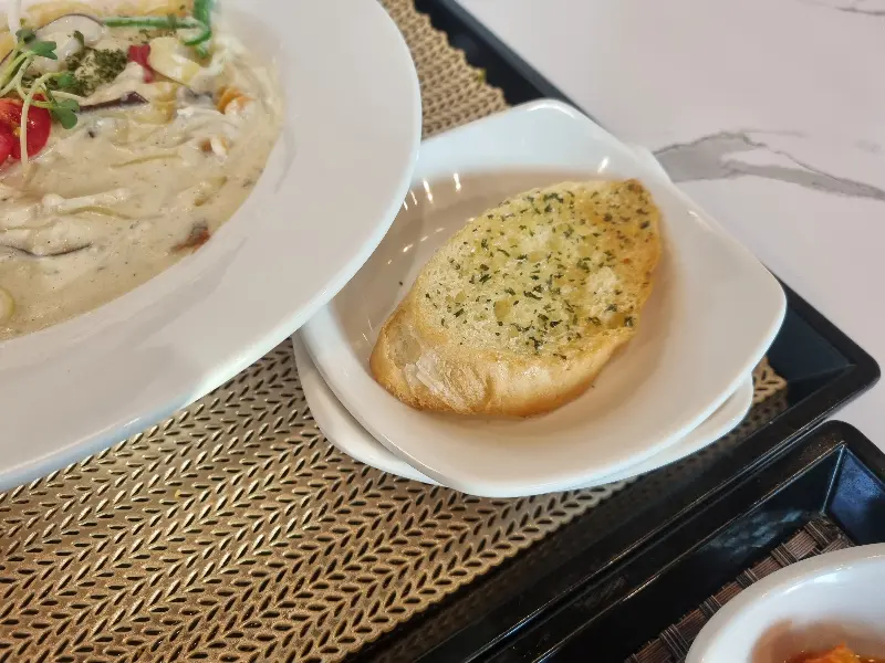 파스타와 함께 제공되는 마늘빵