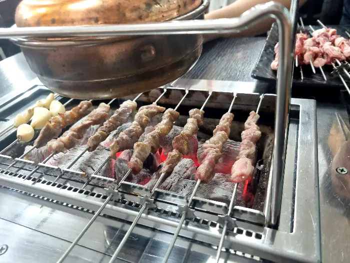 숯불 위에서 익어가는 양꼬치