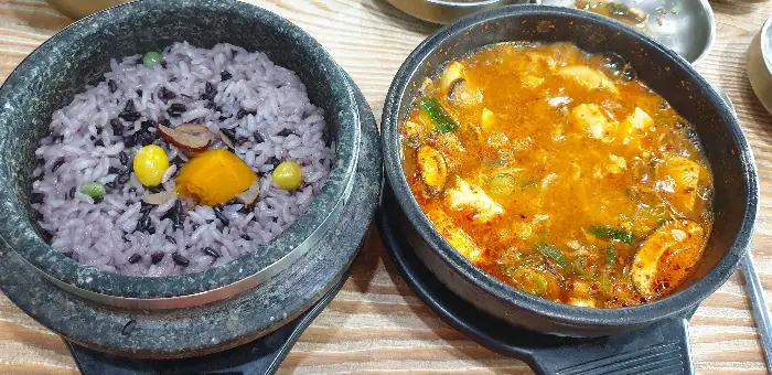 따끈한 돌솥밥과 순두부찌개
