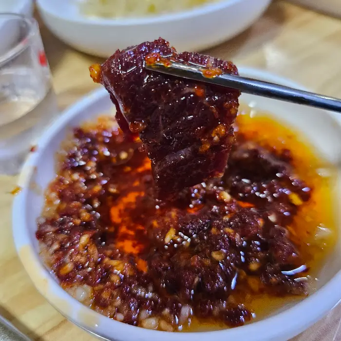 특제 소스에 찍어 먹는 뭉티기