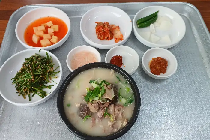 푸짐한 국밥과 반찬이 담긴 상차림