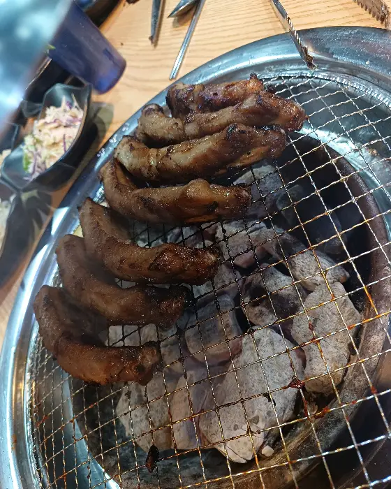 숯불 위에 구워지는 매콤해 보이는 쪽갈비