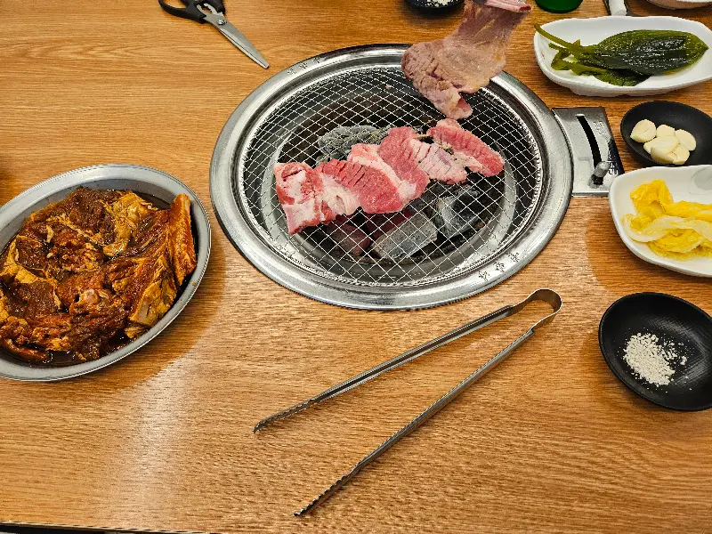 생갈비와 양념갈비, 숯불의 조화