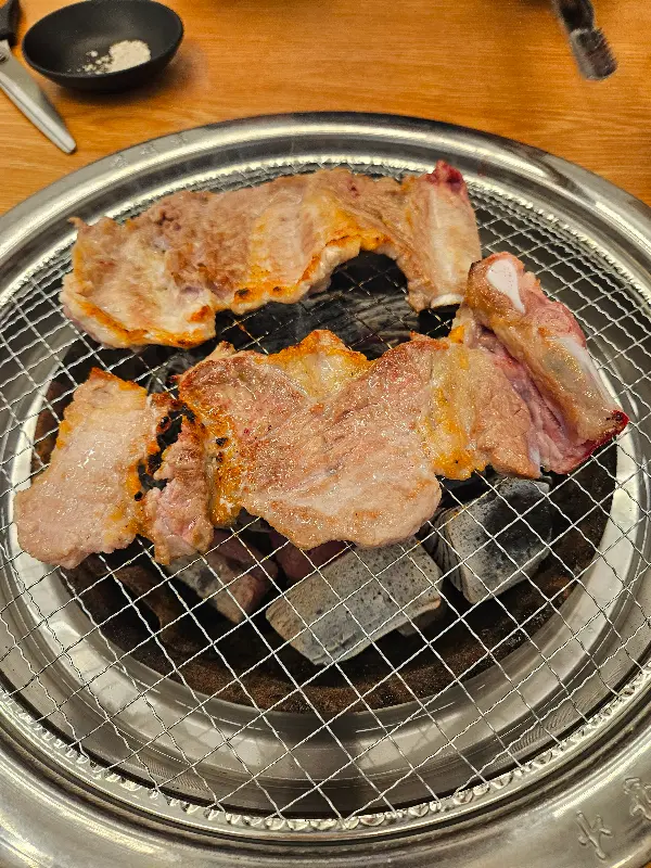 숯불 위 생갈비