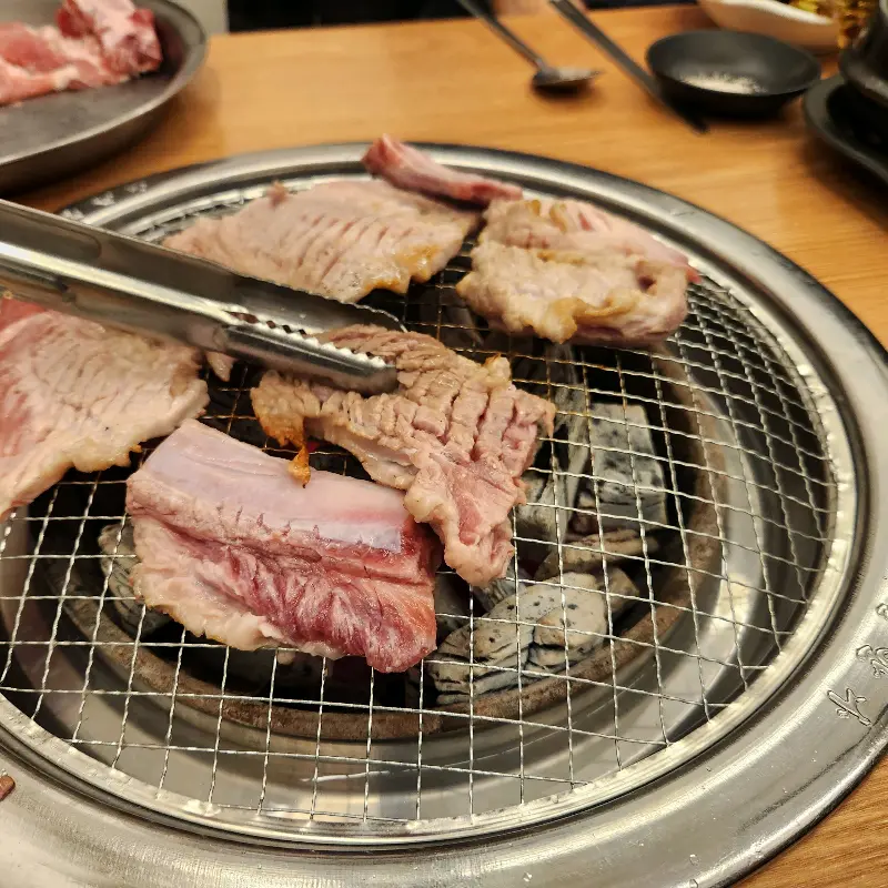 숯불 위에서 익어가는 돼지 생갈비