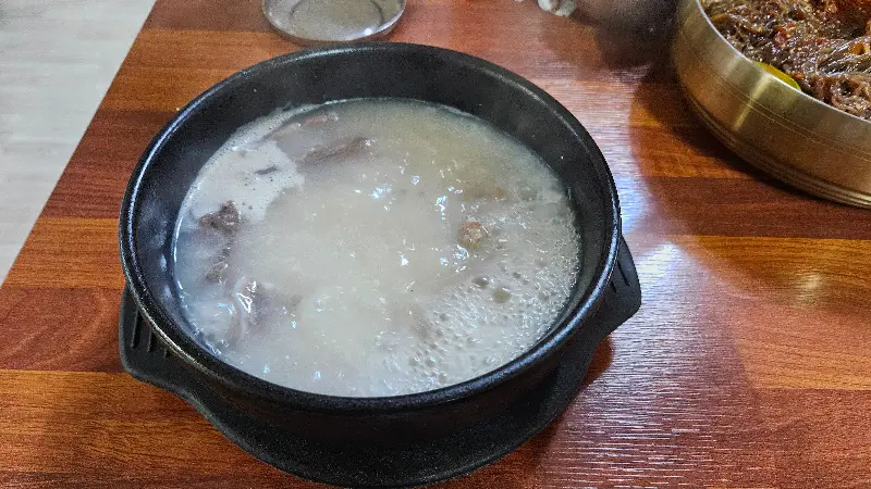 뚝배기 안에서 끓고 있는 소머리국밥