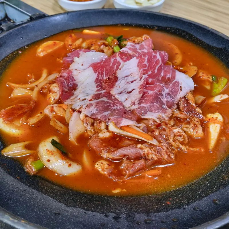 불판 위에 올려진 주물럭과 차돌박이의 모습