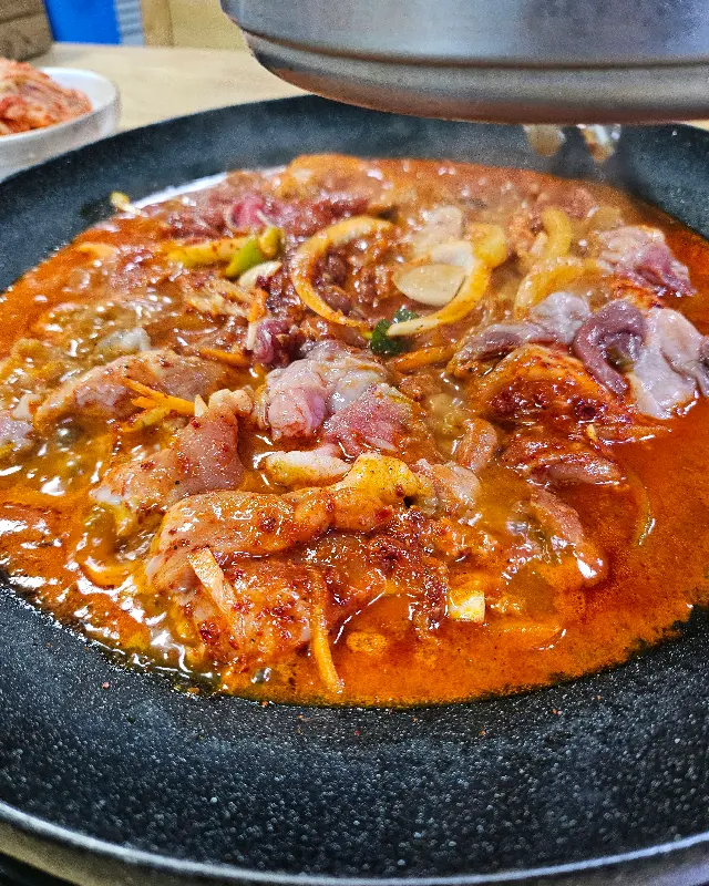 불판 위에서 익어가는 주물럭