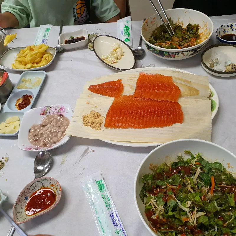 푸짐하게 차려진 송어회 한 상