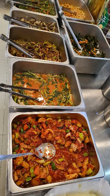 다양한 반찬이 준비된 뷔페 코너