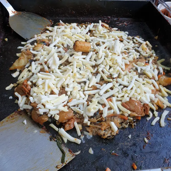 치즈를 덮은 닭갈비