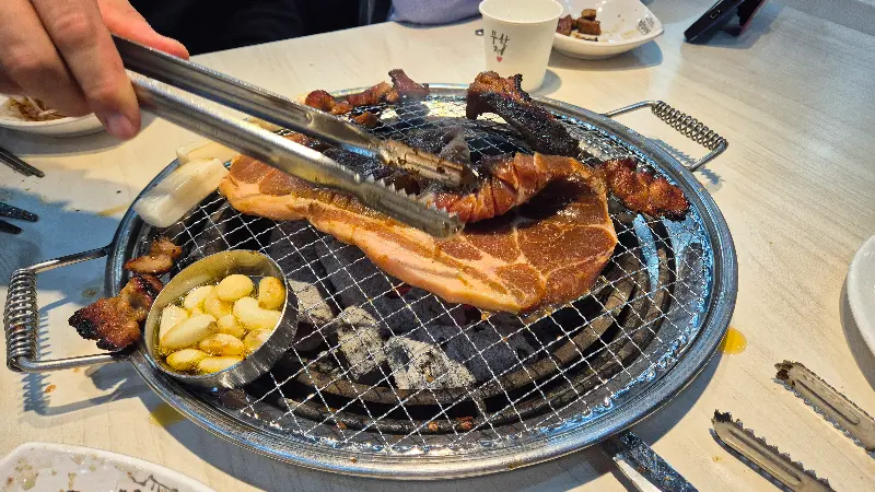 양파절임과 함께 구운 갈비를 먹는 모습