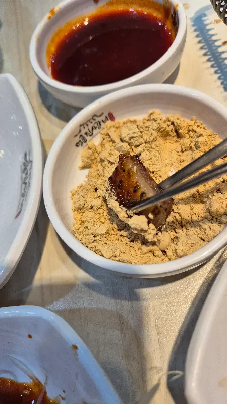 콩가루에 찍어먹는 돼지 껍데기