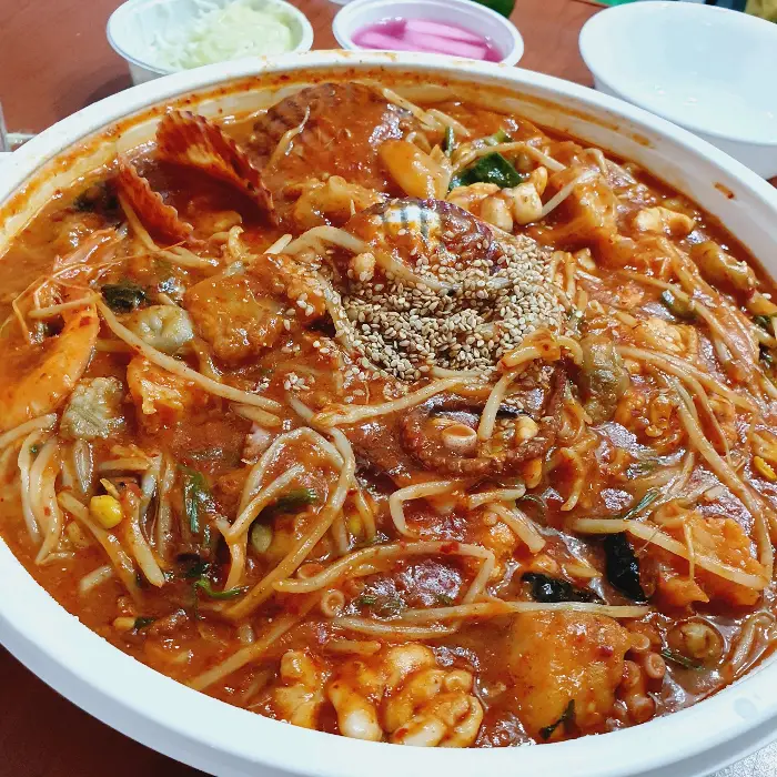 푸짐하게 담긴 아구찜