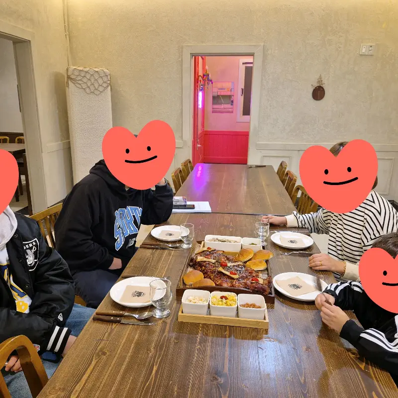 테이블에 앉아 식사하는 손님들